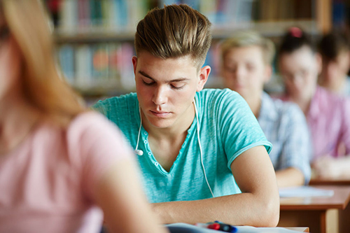 Leerling doet eindexamen samen met enkele klasgenoten