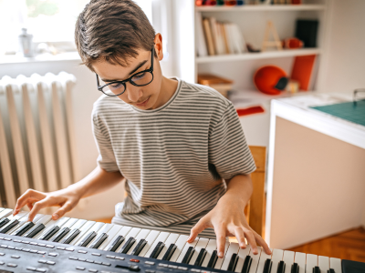 Kind bespeelt keyboard