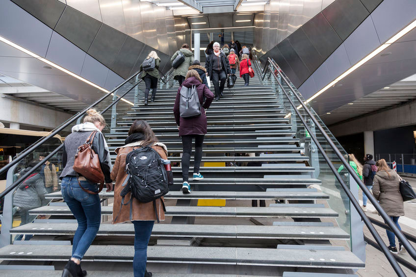reizigers lopen op een trap in Utrecht CS