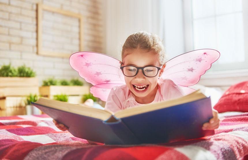 meisje met elfenvleugels ligt op bed te lezen