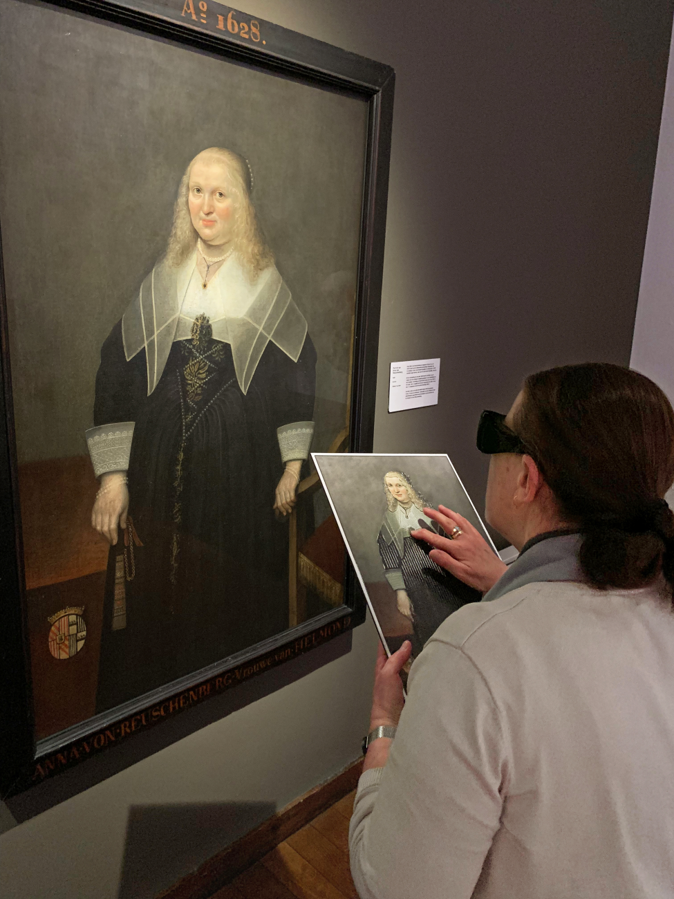 Suzan onderzoekt op de tast de voelbare replica van een schilderij in kasteel Helmond