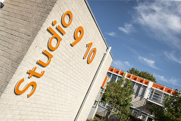 Buitenkant van de studio's in Grave