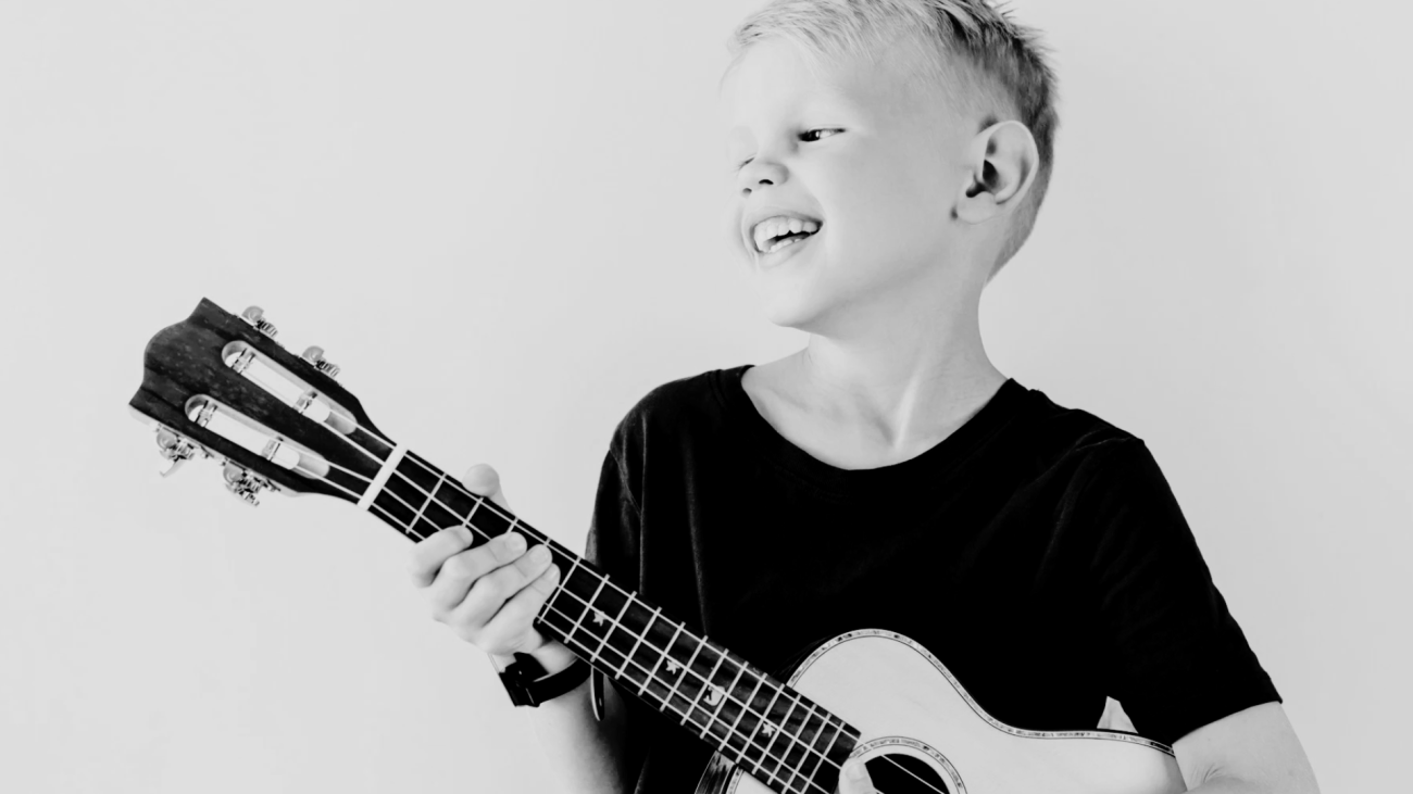 Kind bespeelt ukelele