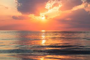 Een oranje lucht boven zee door de zonsondergang
