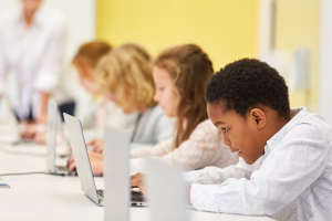 leerlingen in de klas werken met een laptop