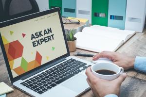 Op een geopende laptop staat de tekst 'Ask an expert'