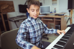 Kind bespeelt piano