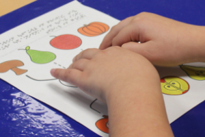 Handelen lezen een voelbare tekening met het thema herfst